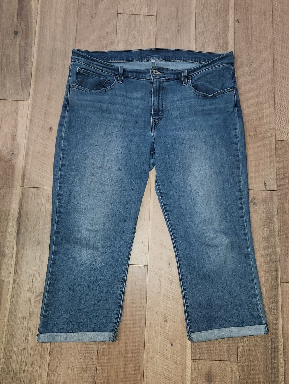 Levi's Womens Denim Capri Jeans Size 33 Medium Wash Cuffed Cropped Mid Rise